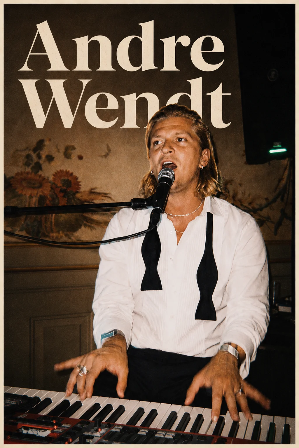 André Wendt spelar piano och sjunger på scen